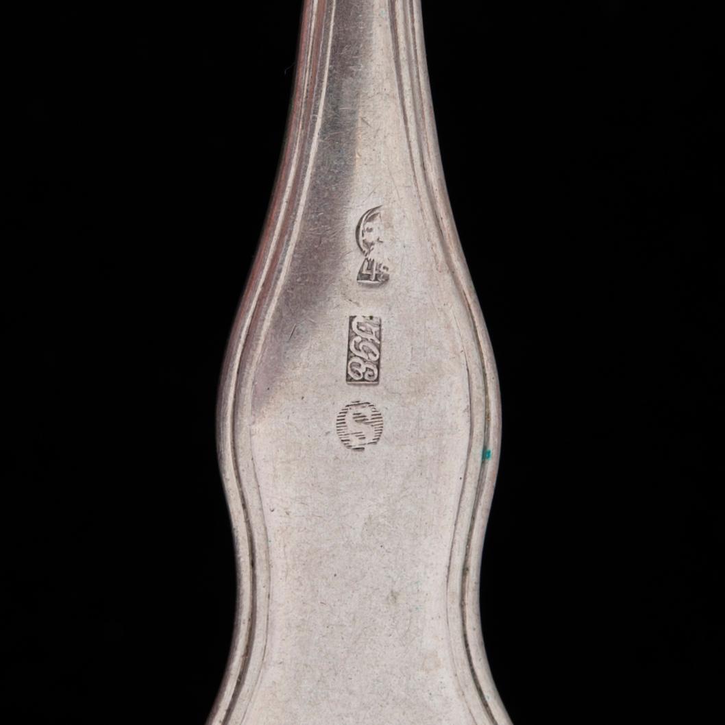 ATERIMIA, 26 osaa, hopeaa, veitsissä metalliterät, todenn. vuosisadanvaihde 1800/1900. Yht. paino 1919 g.