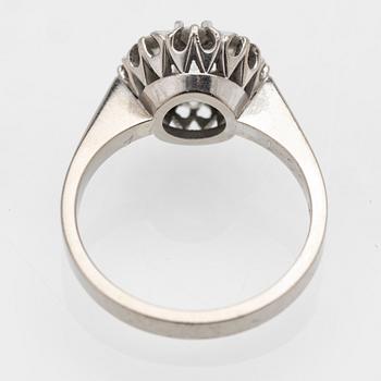 Ring Carmosé 18K vitguld med runda briljantslipade diamanter.