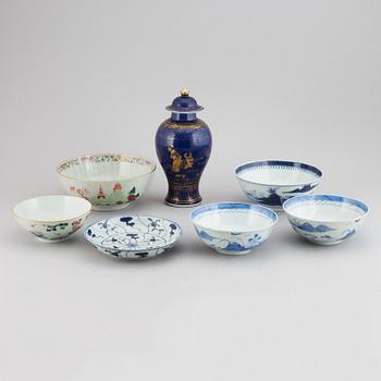 A group of 7 porcelain objects, Qing dynasty, incl. Qianlong and 19th century.