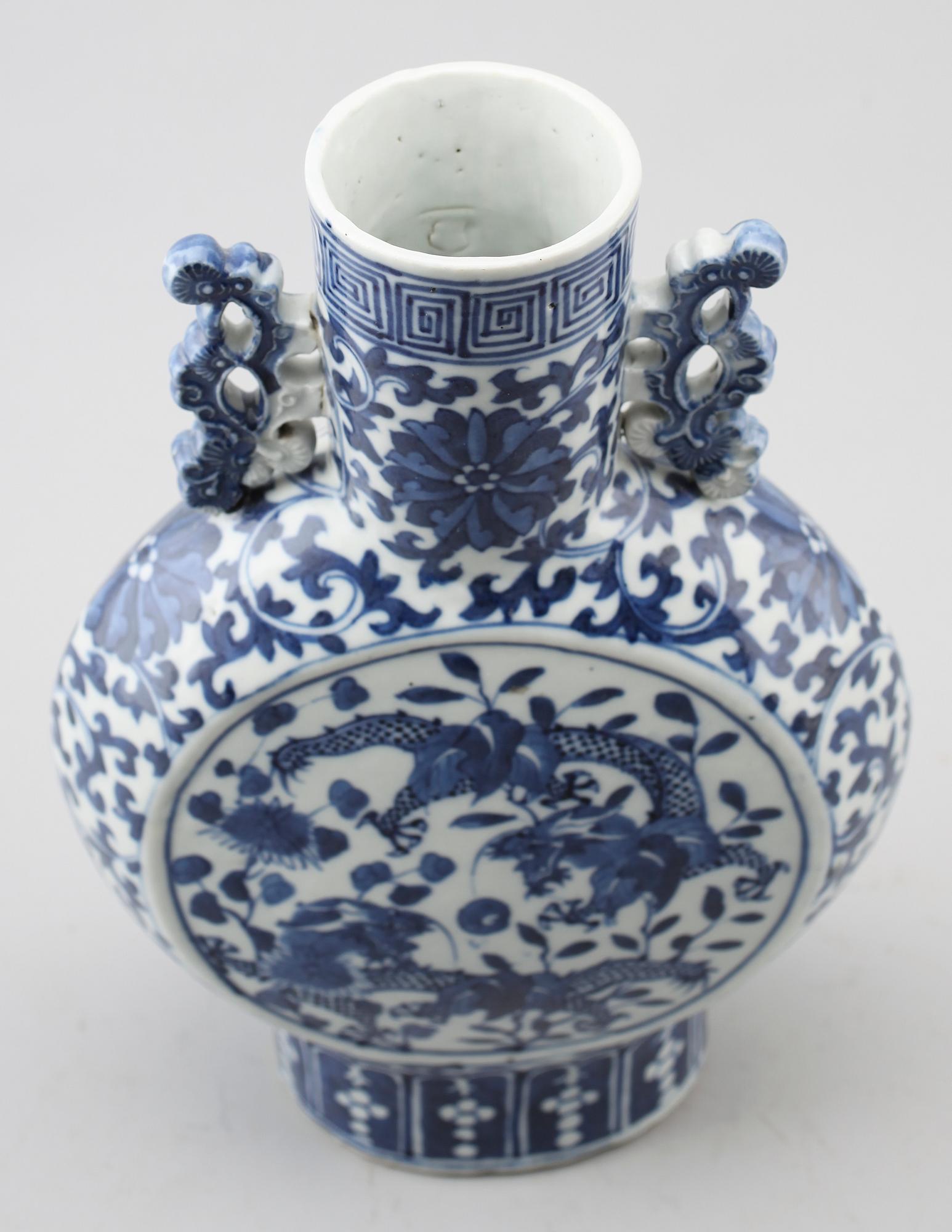 PILGRIMSKRUS, porslin, Kina, 1800-/1900-tal.