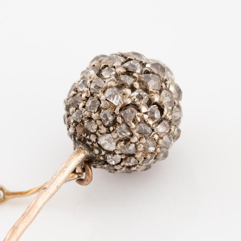 A victorian scarf pin in gold and silver with a pearl and set with old-cut diamonds.