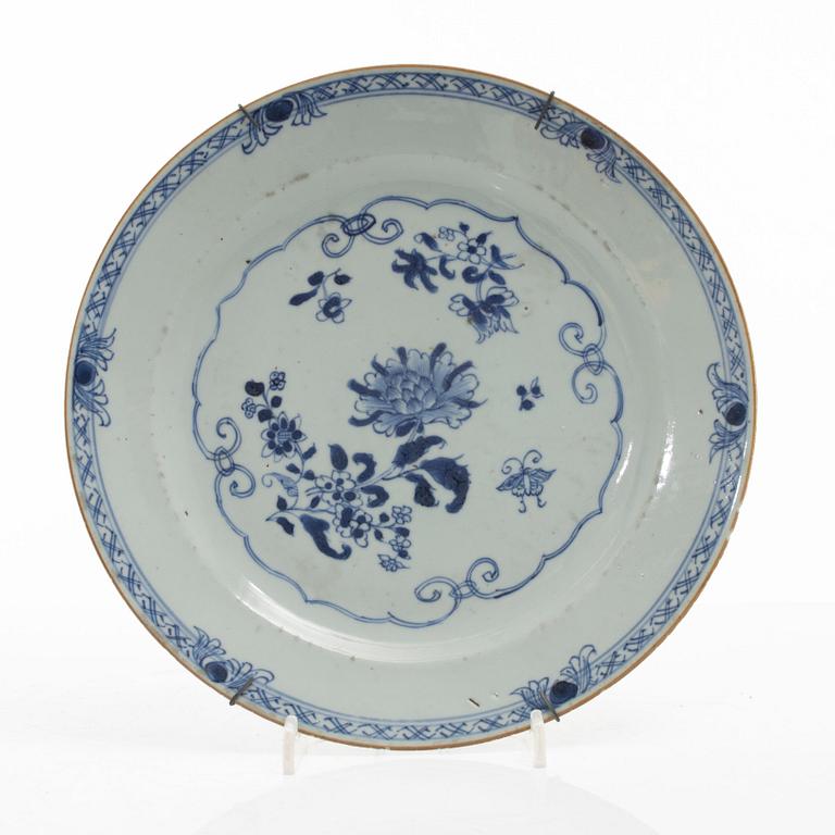 Tallrikar, tre stycken, porslin, Kina, Qingdynastin, Qianlong (1736-95).