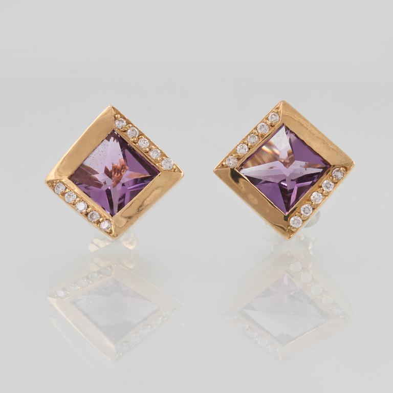 ÖRHÄNGEN, 18K guld med fasettslipade ametister samt briljantslipade diamanter. Vikt 9,1 gram.