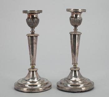 LJUSSTAKAR, ett par, försilvrad mässing, 1800-talets första hälft.