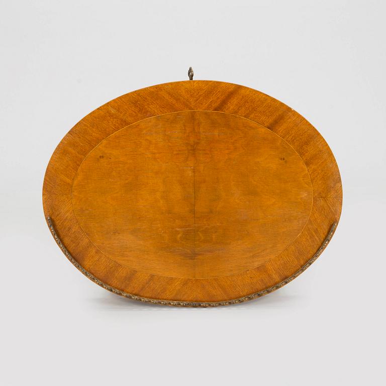 Sidobord/ lampbord, 1900-talets början.