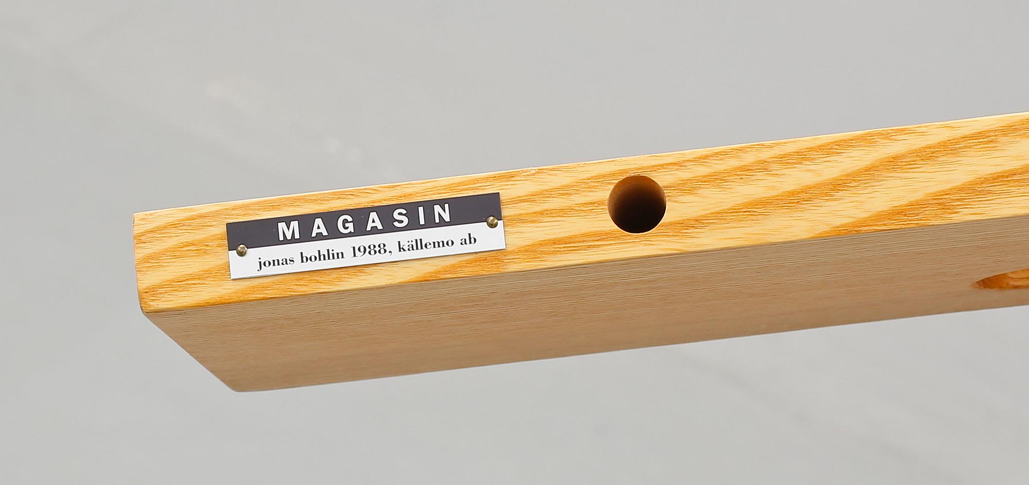TIDNINGSHYLLA, trä, "Magasin", Jonas Bohlin, Källemo, 1988.