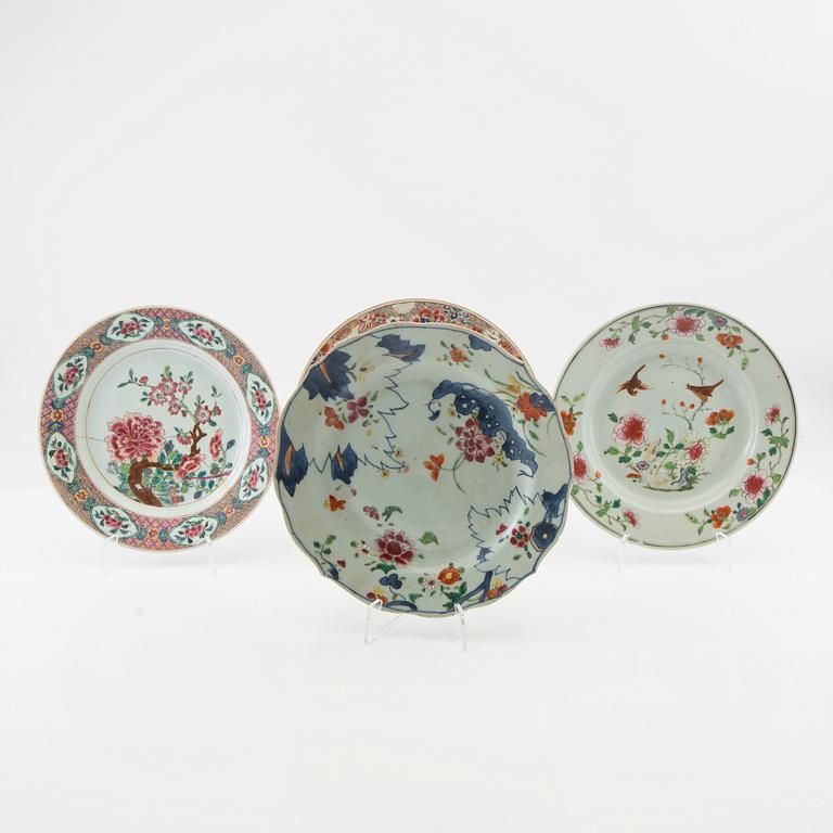 A set of four Chinese famille rose exportporcelain plates, Qing dynasty, 18th Century.