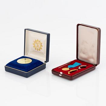 Guldmedalj samt miniatyr i guld, LM Ericson, 18K.