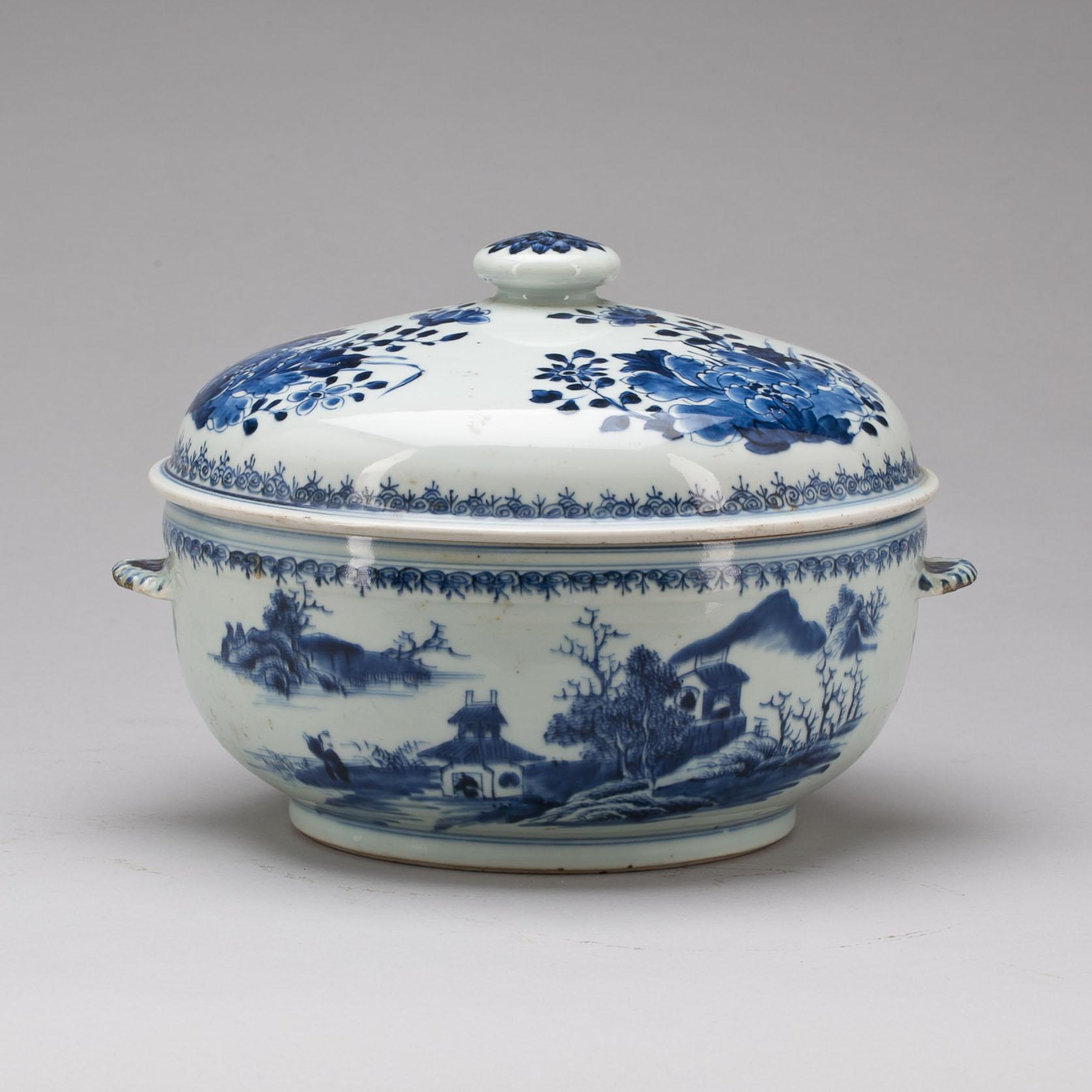 TERRIN MED LOCK, porslin, Kina 1800-tal.