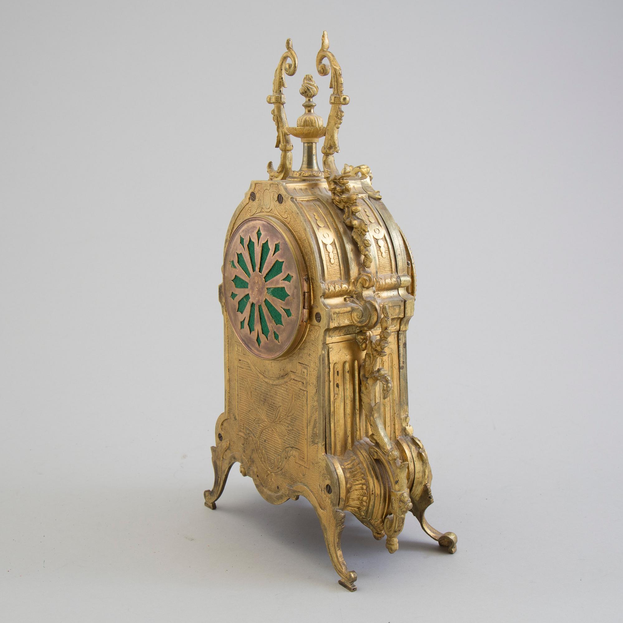 A circa 1900 pendulum clock.
