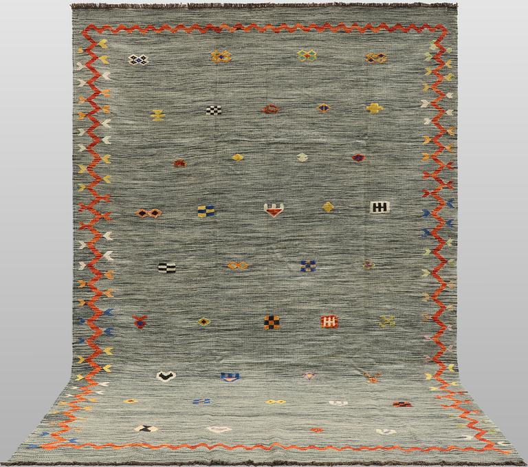 A Kelim carpet, 297 x 200 cm.