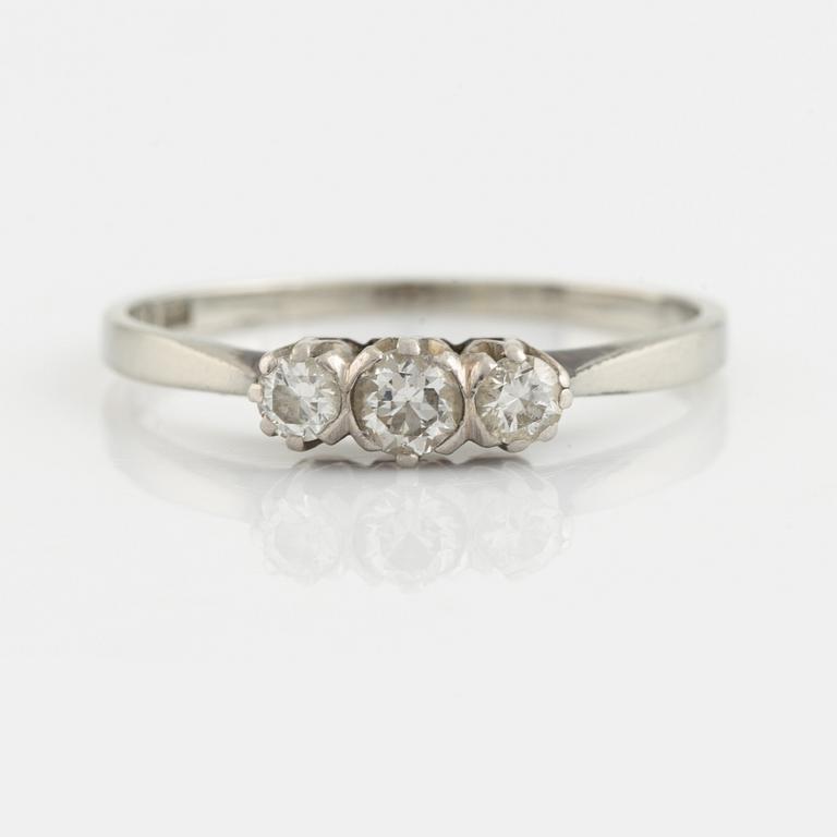 Ring, vitguld och tre briljantslipade diamanter.