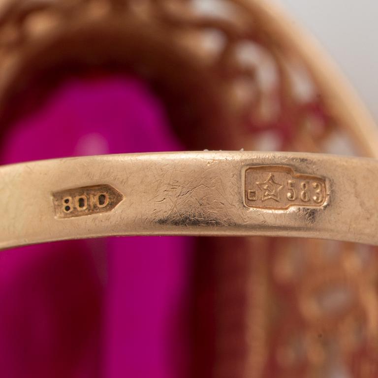 Ring, guld med syntetisk rubin.