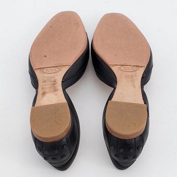 TOD'S, a pair of black lather shoes. Size 35 1/2.