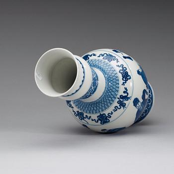 A blue and white figure scene vase, Qing dynasty, 19th century.