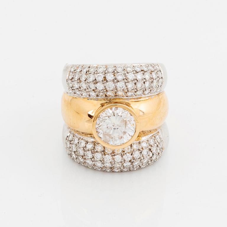 Ring med briljantslipade diamanter.