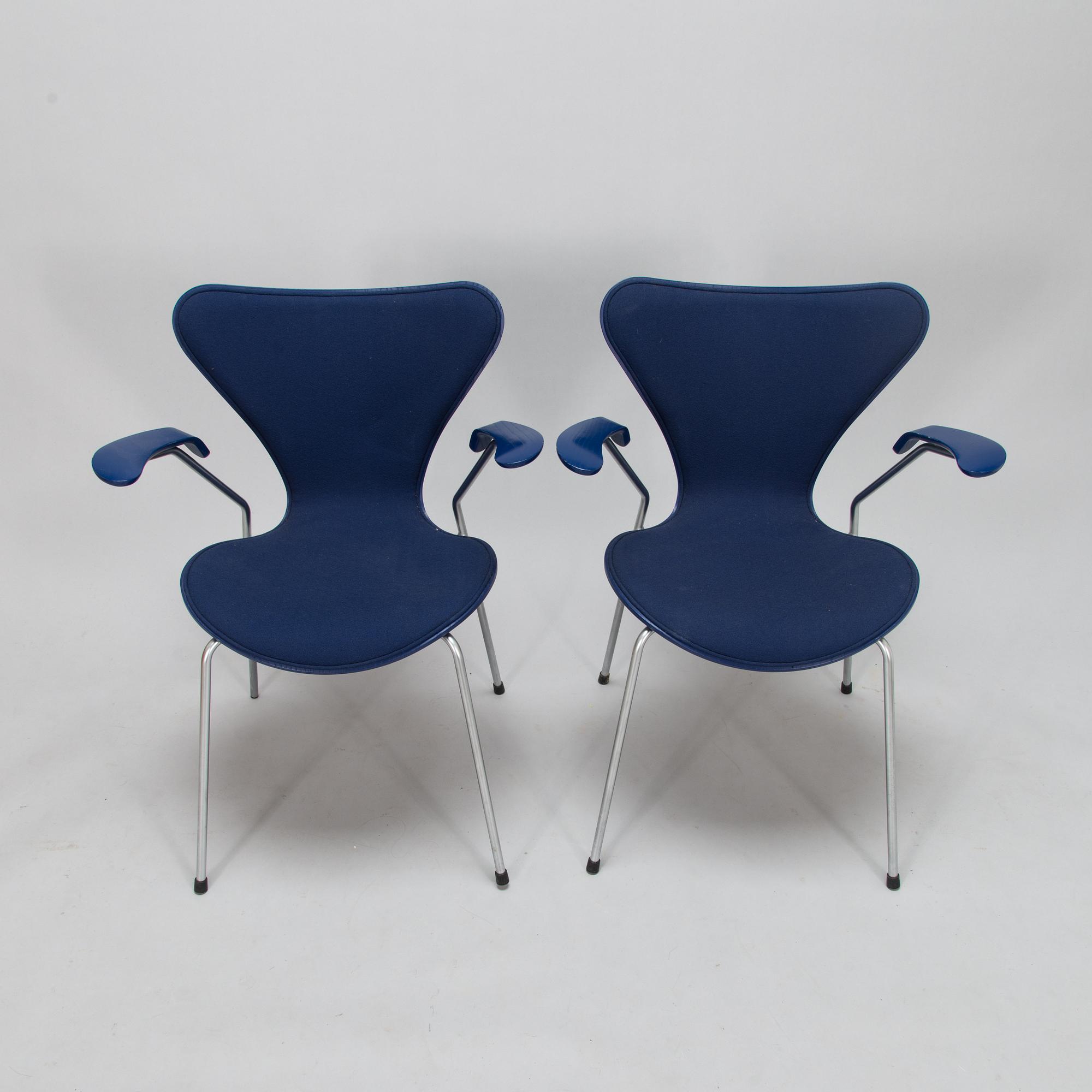 Arne Jacobsen, tuoleja 3+1, "Sjuan", Fritz Hansen, Tanska,1999-2001.