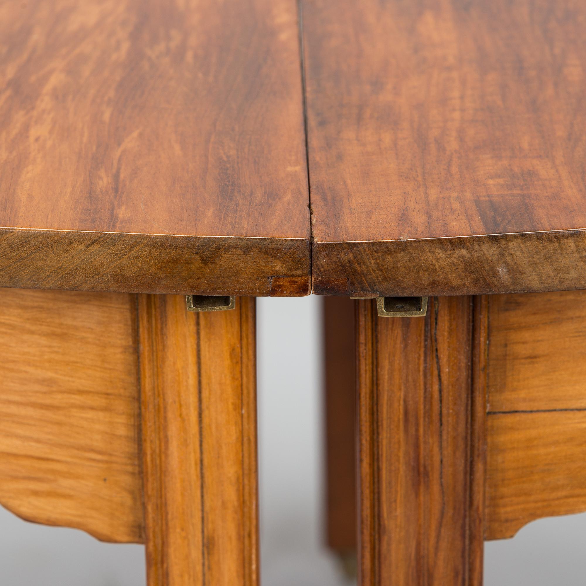 A mahogany dinner table circa 19th century, Georg III.