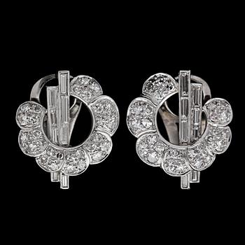 1073. A pair of diamond Art deco earrings, tot. app. 3.20 cts.