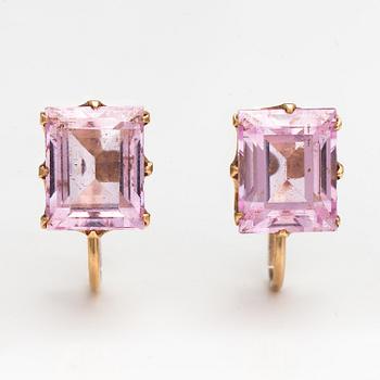A pair of 14K gold earrings with synthetic pink sapphires. Westerback, Helsinki 1953.