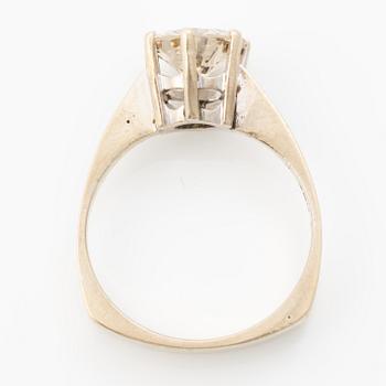 Ring, 18K white gold with a yellowish-brown brilliant-cut diamond.