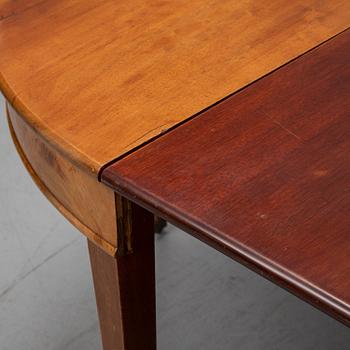 A english style dining table from the first half of the 20th century.