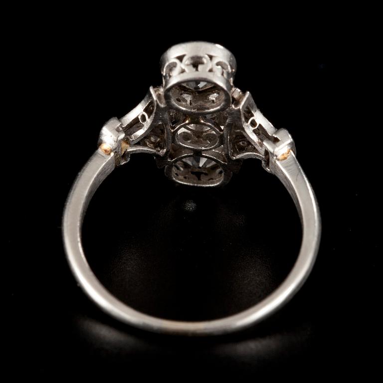 RING, antikslipade diamanter ca 1.5 ct. TW/SI-P. Platina. Vikt 4,17 g.