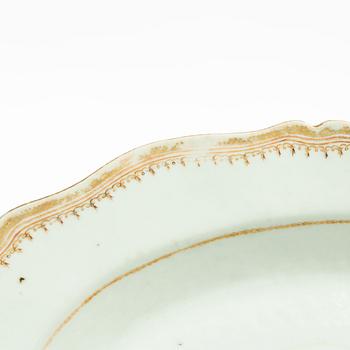 A famille rose serving dish, Qing dynasty, Qianlong (1736-95).