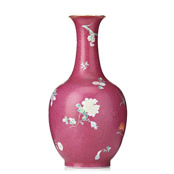 576. A pink scgrafitto vase, Qing dynasty with Qianlong mark.