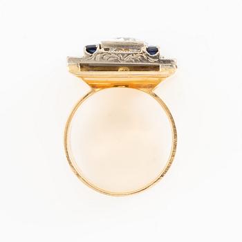 Ring 18K guld med gammalslipad diamant, briljantslipade och baguetteslipade diamanter samt carréslipade safirer.