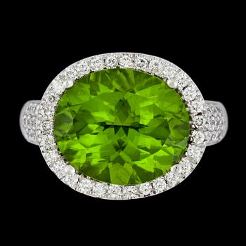1004. A peridote, 9.18 cts, and brilliant cut diamond ring, tot. 0.62 cts.