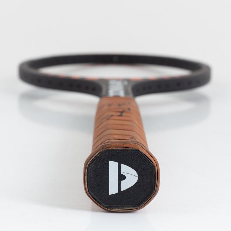Tennisracket. Signerad Björn Borg. Speciellt framtaget midsized Borg Pro test racket, Graphite-förstärkt.