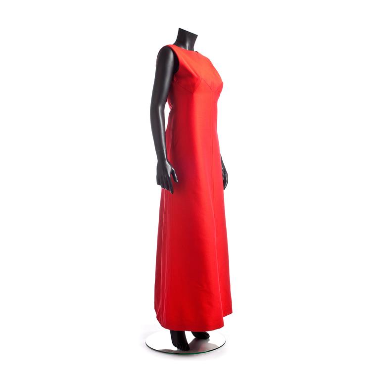 MÄRTHASKOLAN, a red evening dress.