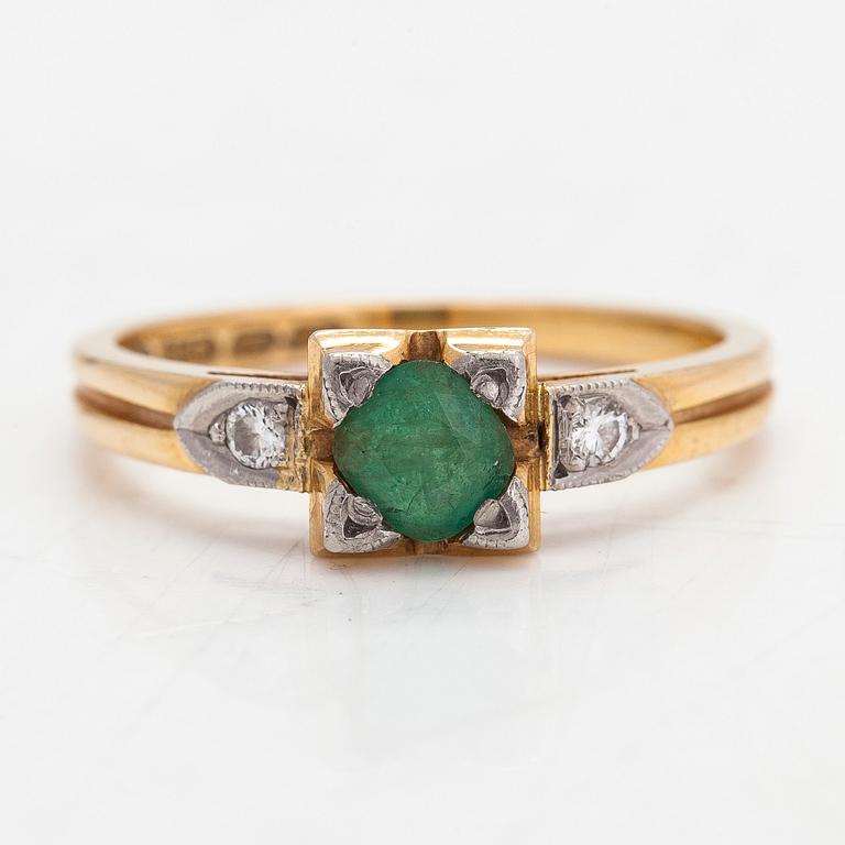 Ring, 18K guld, diamanter tot ca. 0.06 ct samt smaragd. Auran Kultaseppä Oy, Turku 1956.