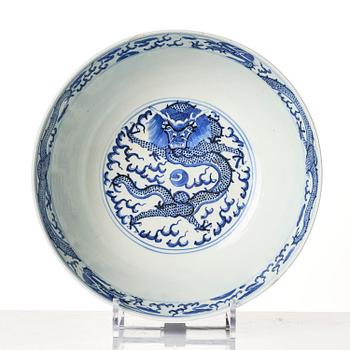 Skål, porslin. Qingdynastin, med Xuandes märke.