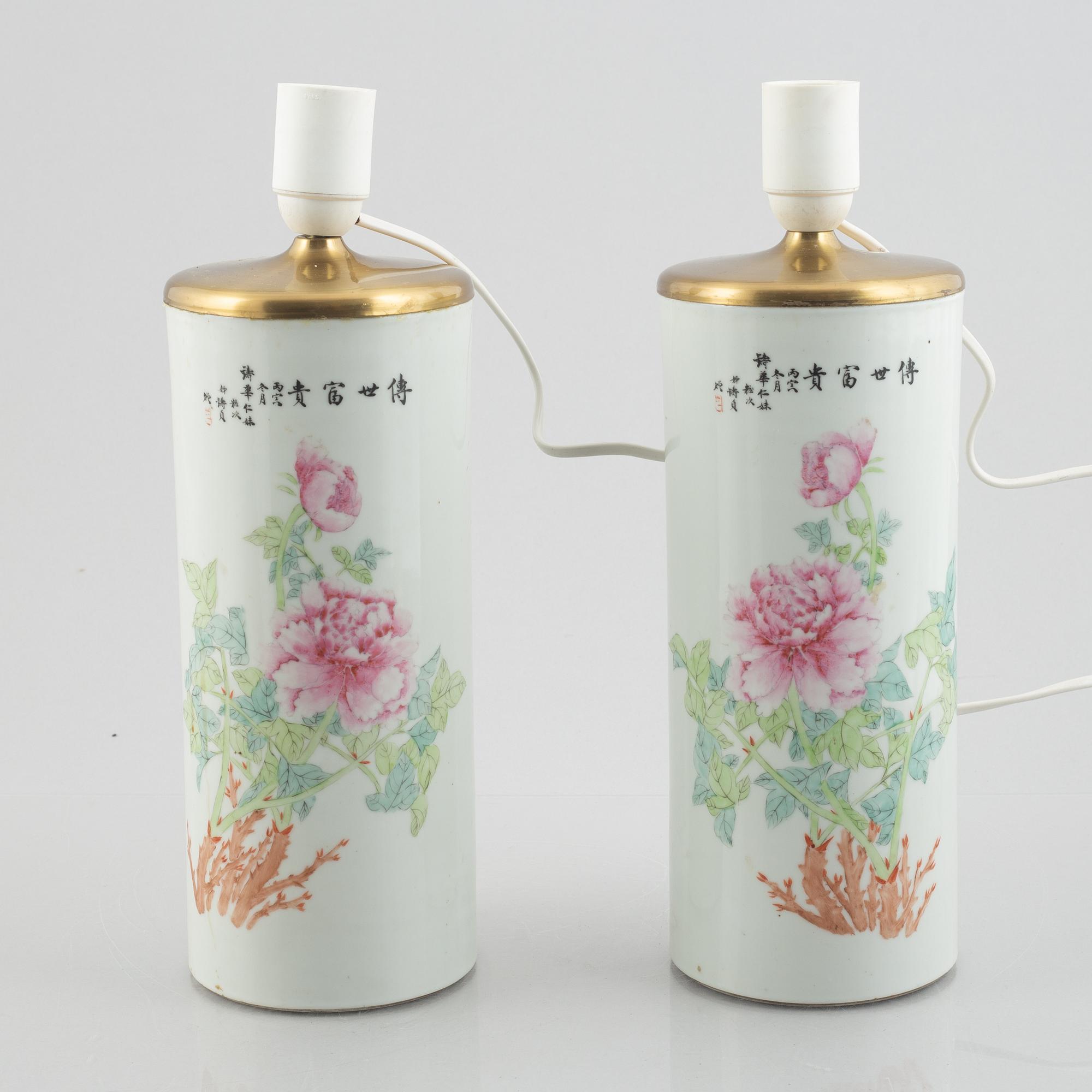A pair of Chinese porcelain vases, 20th century.