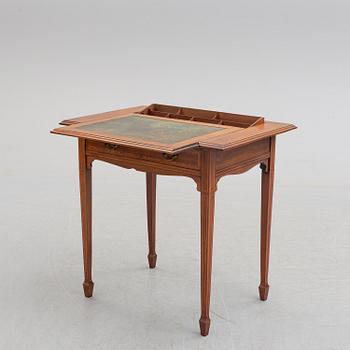 A Stone's Patent mahogany table. Around 1900.