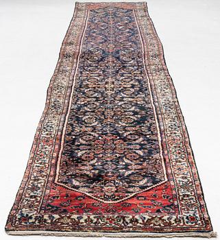 A Hamadan runner carpet, c. 537 x 98 cm.