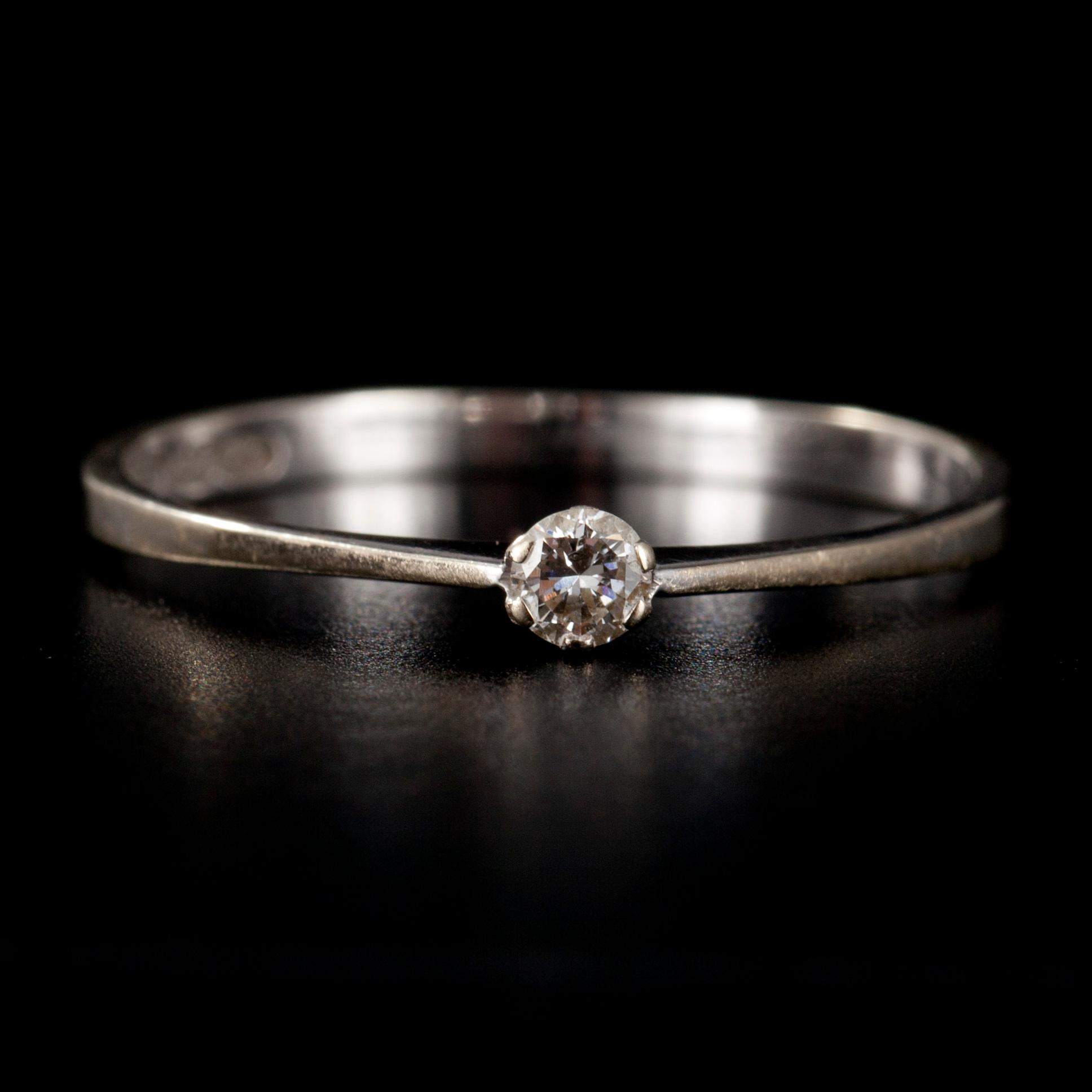 RING, vitguld 18K, diamant 0,05 ct, H. Lahtinen & Co, Helsingfors 1976.