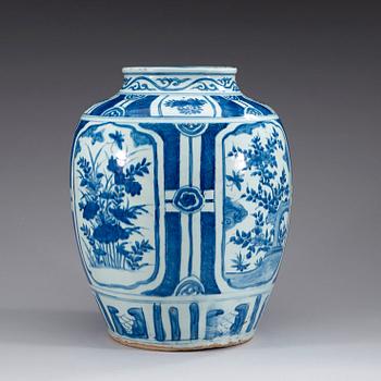 A large blue and white jar, Ming dynasty, 17th Century.