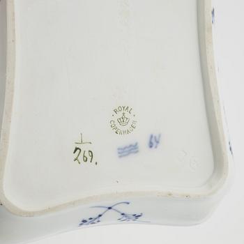 A porcelain tea and coffee service, 34 pices, 'Musselmalet', Royal Copenahgen and Bing &Grøndahl, Denmark.