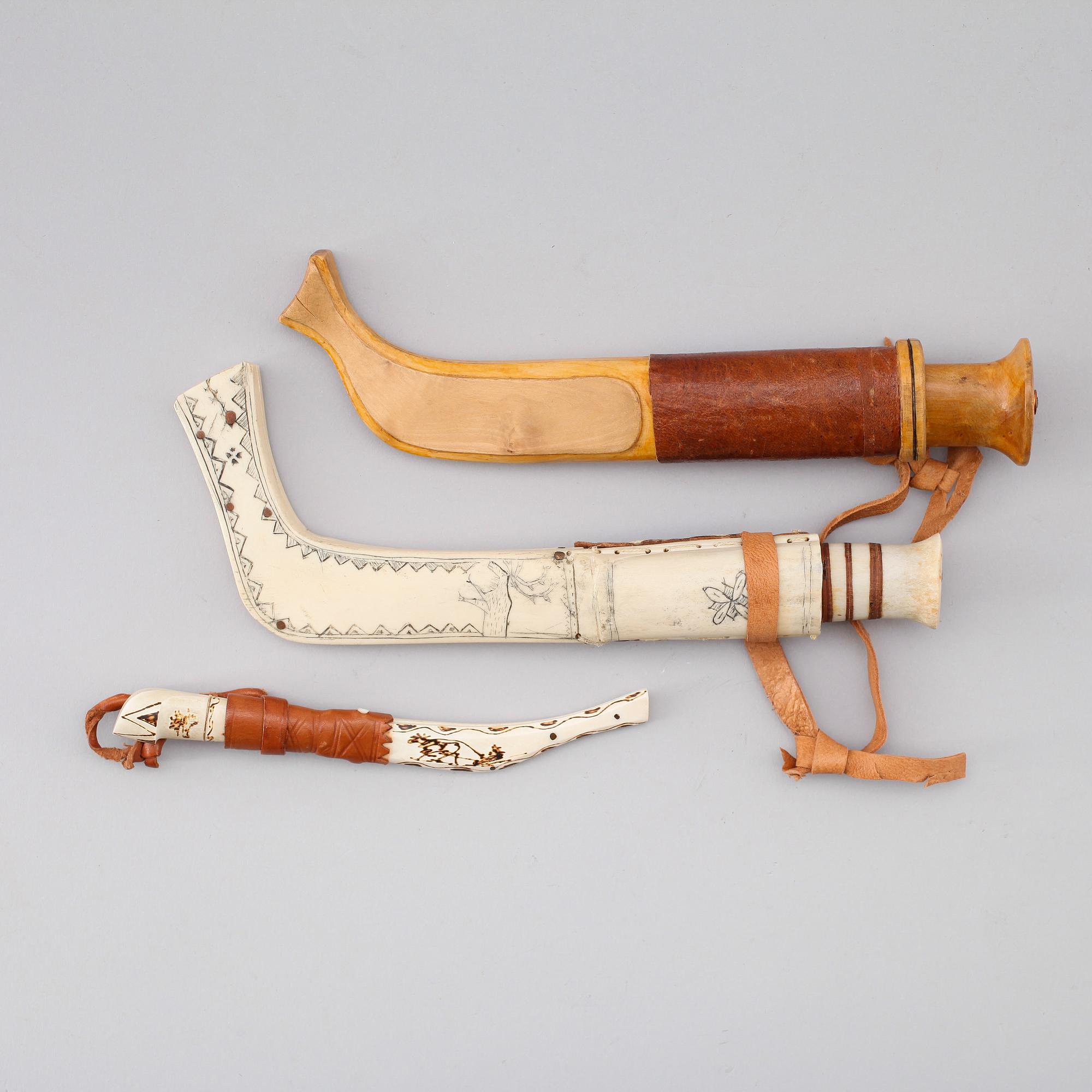 SAMEKNIVAR, 3 st, ben, trä och läder, 1900-talets mitt.