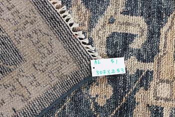 Matta, med sk. Mamlukdesign, ca 307 x 253 cm.