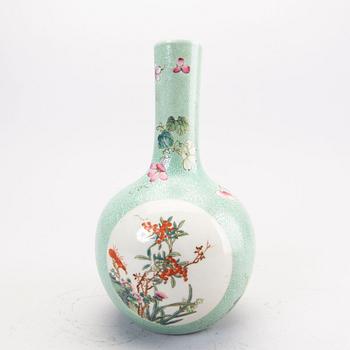 A Chinese 20th century porcelain vase.