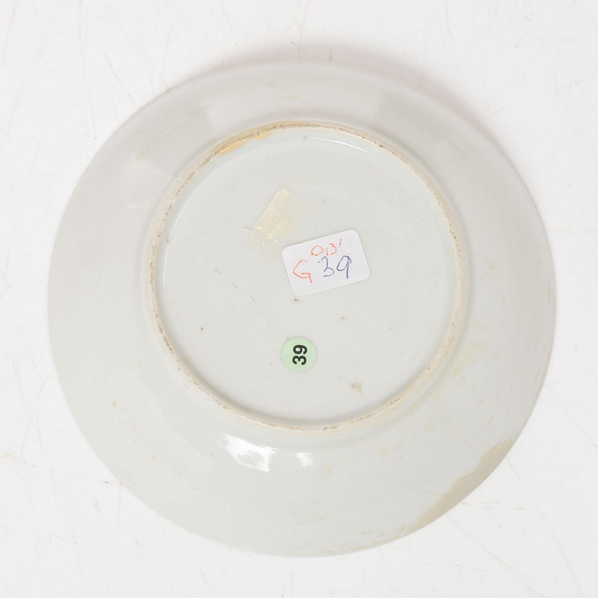 Koppar, fyra stycken, samt kopp med fat, vapenporslin, Qingdynastin, 1700-tal.