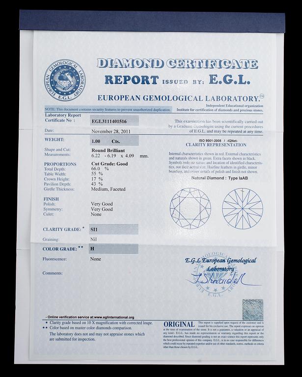 ÖRHÄNGEN, 1 par, 18 k vitguld, solitära briljantslipade diamanter ca 1.96 ct, mindre briljantslipade diamanter tot 0.22.