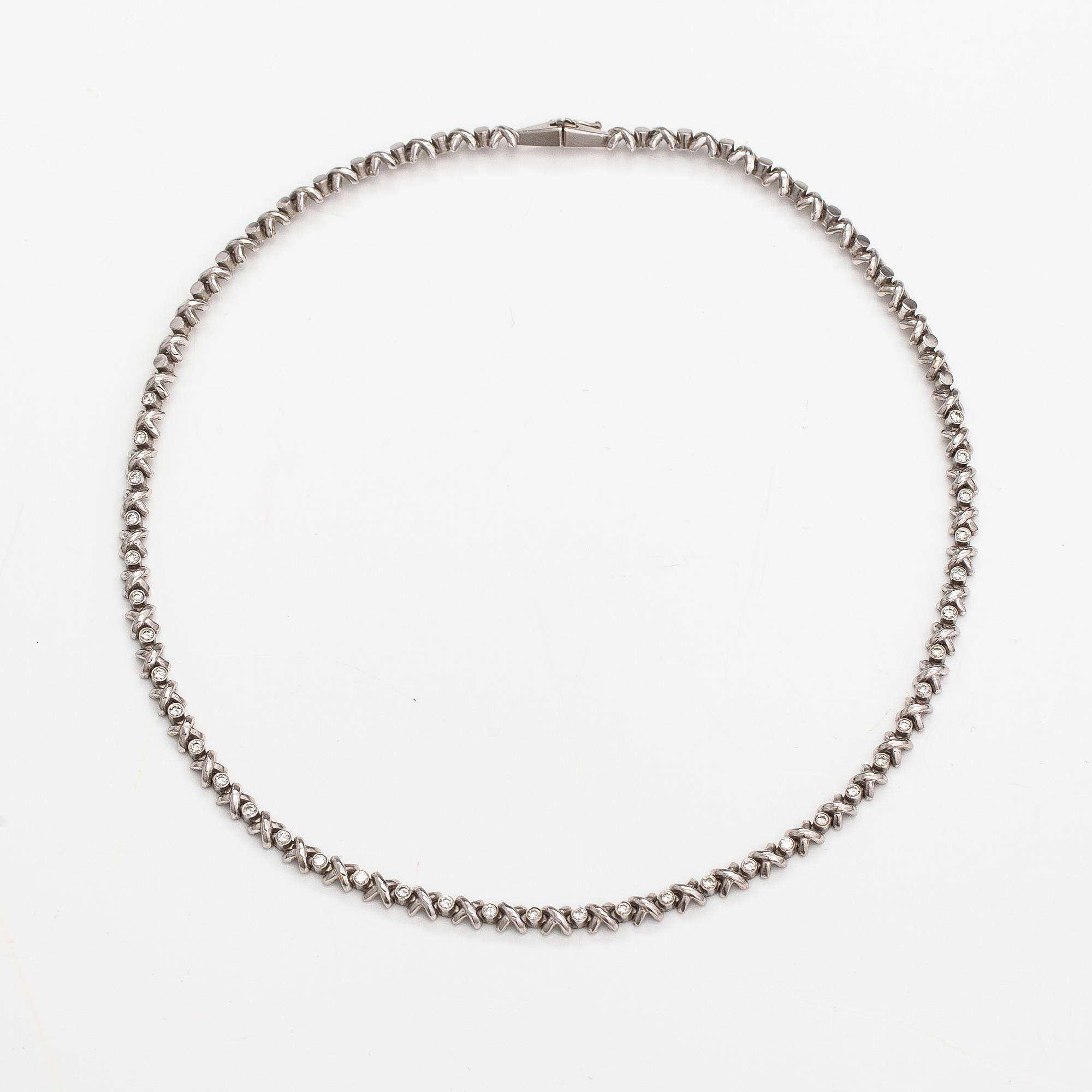 Kaulakoru, 18K valkokultaa ja timantteja n. 1.11 ct yht.