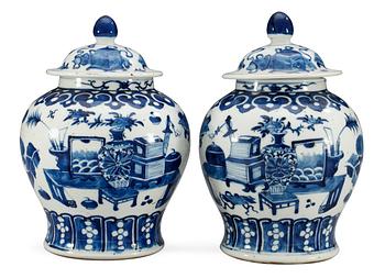 A pair of blue and white jar with cover, Qing dynasty.