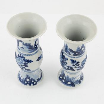 Vaser, ett par, karott med lock samt fat två stycken, porslin, Kina, Qingdynastin, 1800-tal.