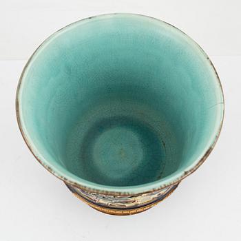 An earthenware urn from Rörstrand, around the year 1900.